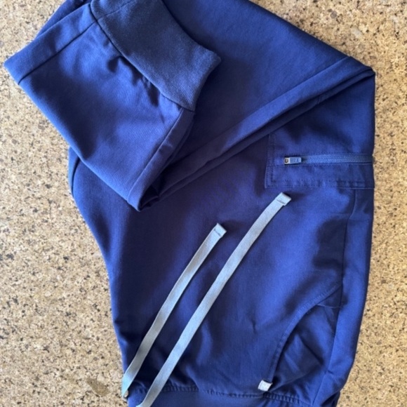 Figs navy set. Rafaela top in medium and Zamora joggers in XL - Picture 4 of 7